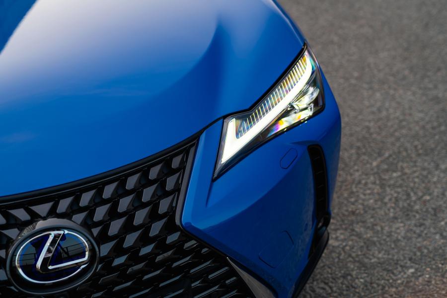 Детали экстерьера  Lexus UX250h 2018 года  (NA) (фото 13 из 40)